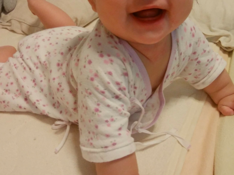 ミキハウス天使のはぐコンビ肌着を着る６ヶ月の女の赤ちゃん