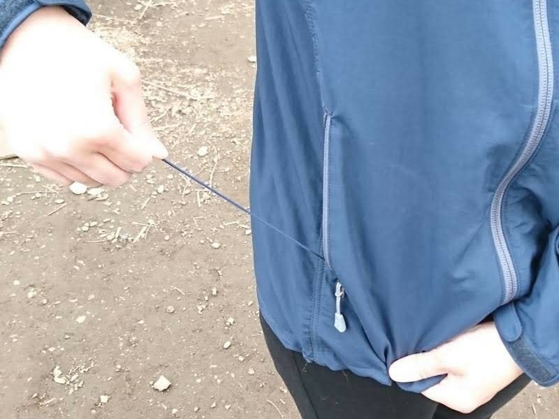 モンベル odパーカは、ポケットの中のコードで裾の絞りの調節ができる