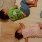 一緒に眠る２歳の男の子と、６ヶ月の赤ちゃんの女の子
